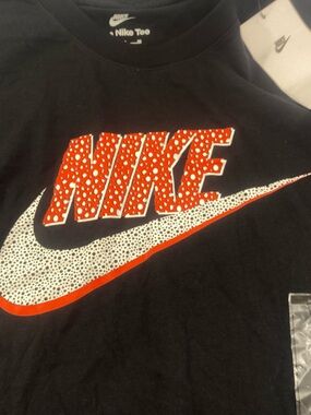 NIKE Men’s Size:XL Black T-Shirt  With Nike Logo Red & White Accent NWT